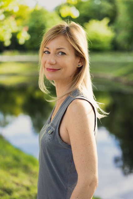 holistic-therapist-reiki-bach-flower-counselling Mann und Frau sitzen zur Tageszeit auf einer hängenden Brücke